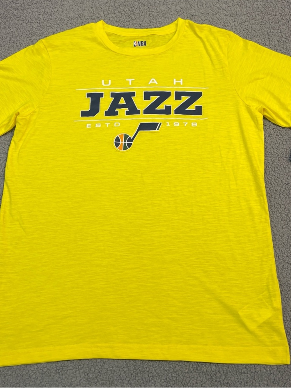 Utah Jazz Mens Crewneck T Shirt Large Yellow NBA Basketball Graphic Logo Tee